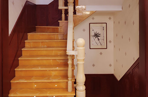 赤城中式别墅室内汉白玉石楼梯的定制安装装饰效果